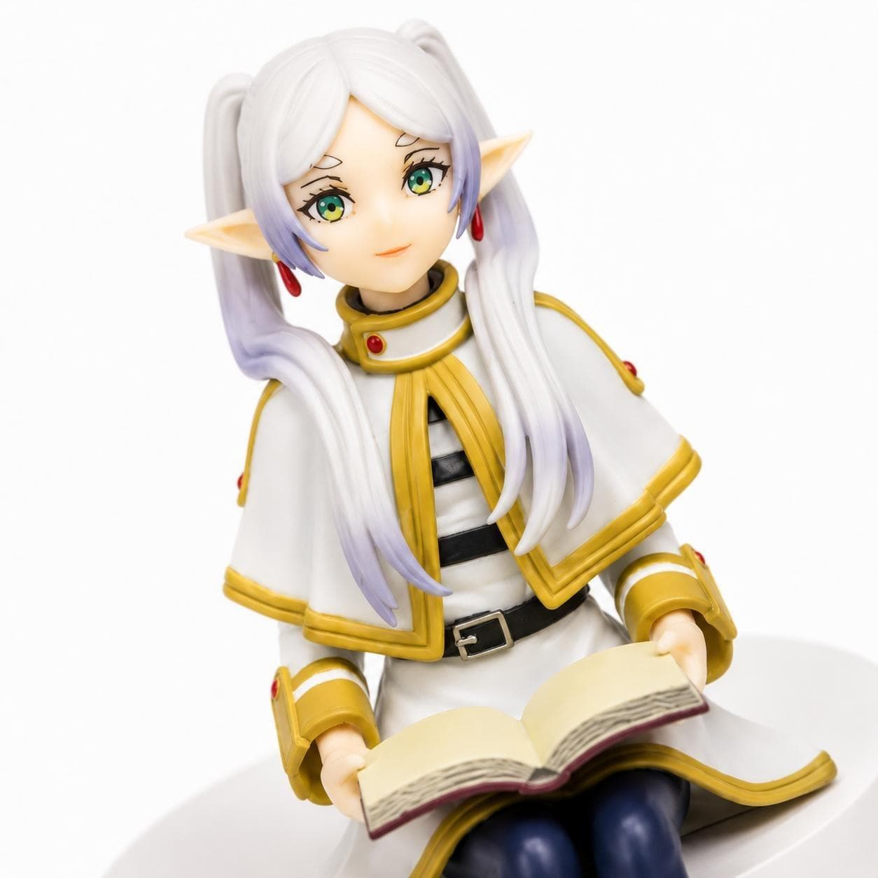 Action Figure Frieren Sentada com Livro 10 cm Sousou no Frieren